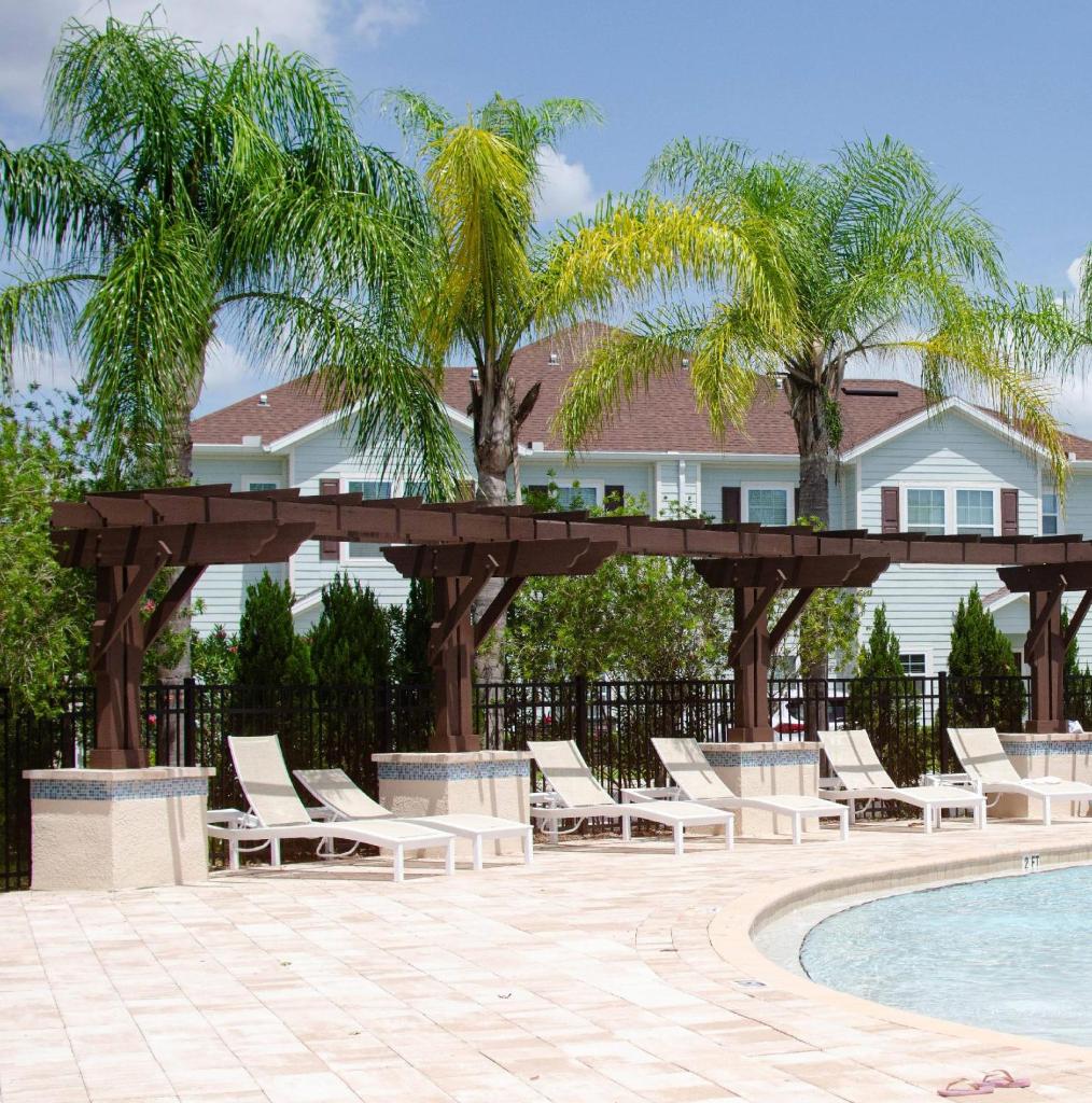 Luxury 3 Bedroom Townhouse, Comfortable Sleeps 8 Super Close To Disney! image