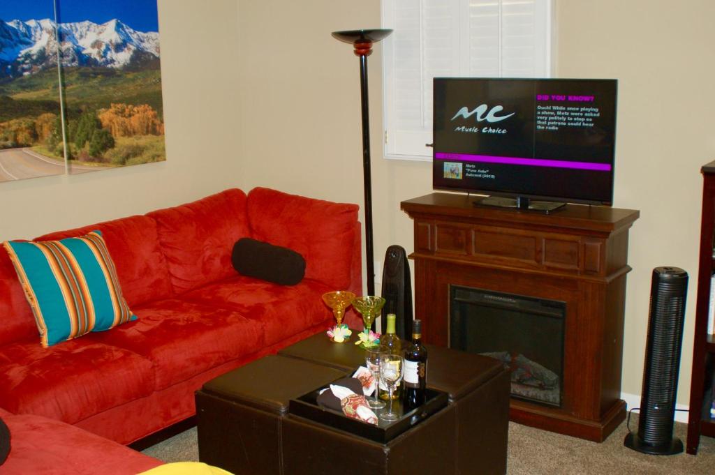 Blue Bear Den 3BR 2BA DTC Private Apt Hot Tub photo 2