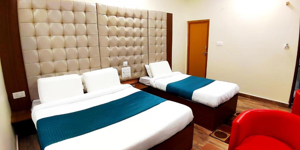 Трехместный (Улучшенный трехместный номер), City Hotel