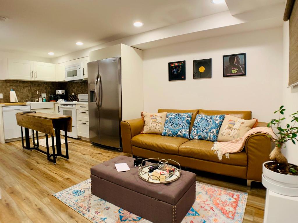 Phinneywood Basement Hideaway - Zoo meets Lake image