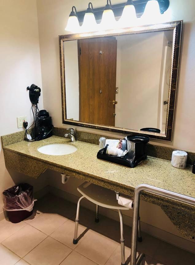 Boarders Inn & Suites by Cobblestone Hotels - Munising - Tap to explore photos