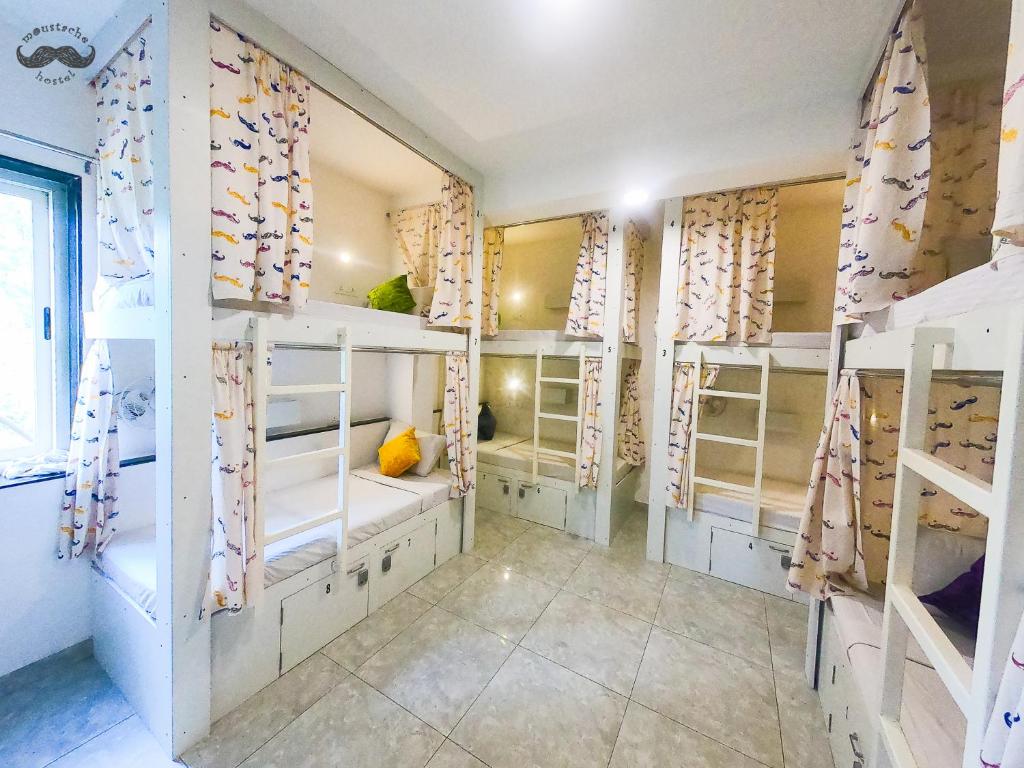 Номер (Standard 8 Bed Mixed Dorm with Shared Bathroom), Moustache Hostel, Jaipur