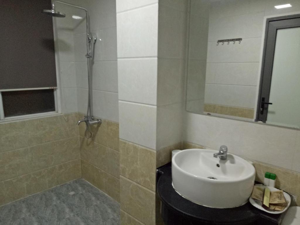 Двухместный (Двухместный номер Делюкс с 1 кроватью и душем), Duc Long Hotel