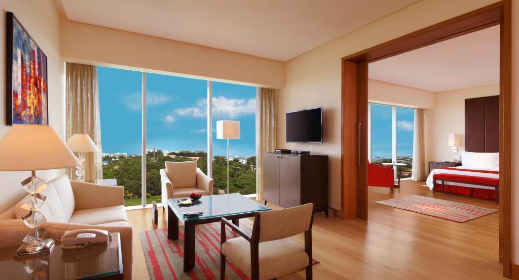 Сьюит (Executive Suite with  one way airport transfer & Club Lounge Access), Trident, Hyderabad