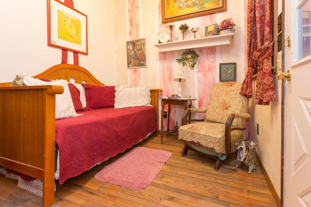 The Victorian Cottage at Creekside Camp & Cabins photo 4