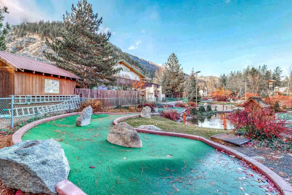 Icicle Village Resort 402: Juniper Studio photo 2