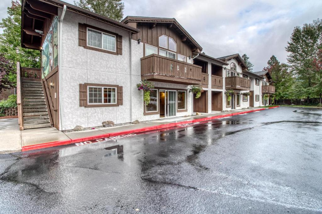 Icicle Village Resort 402: Juniper Studio photo 1