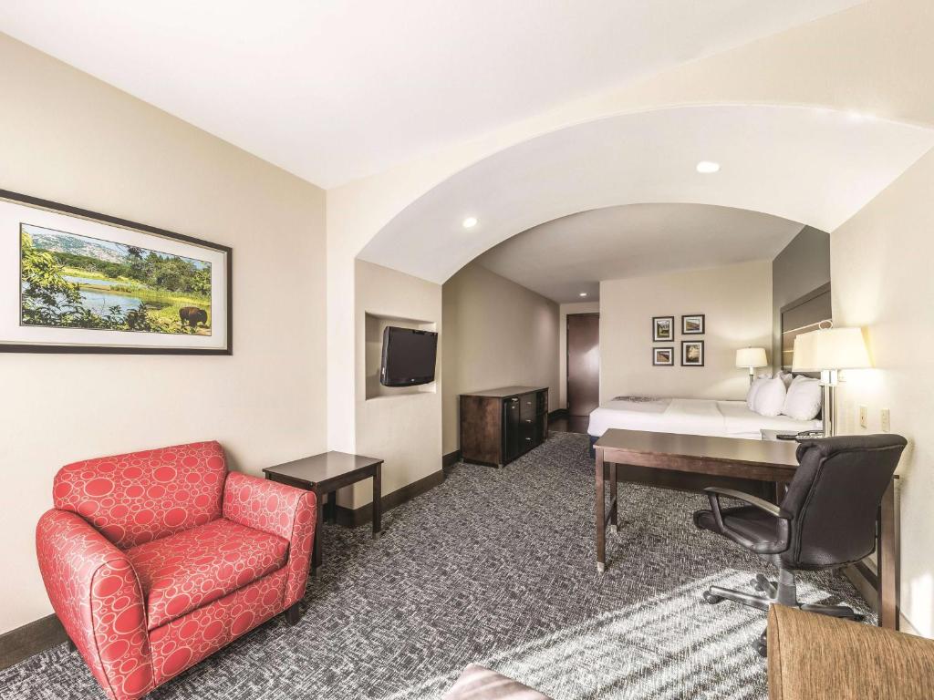 La Quinta Inn & Suites by Wyndham Tulsa - Catoosa Route 66 image