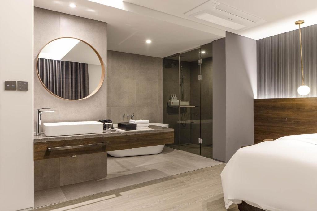 Двухместный (Двухместный номер Делюкс с 1 кроватью и ванной), H hotel Gasan