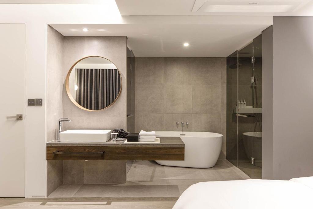 Двухместный (Двухместный номер Делюкс с 1 кроватью и ванной), H hotel Gasan