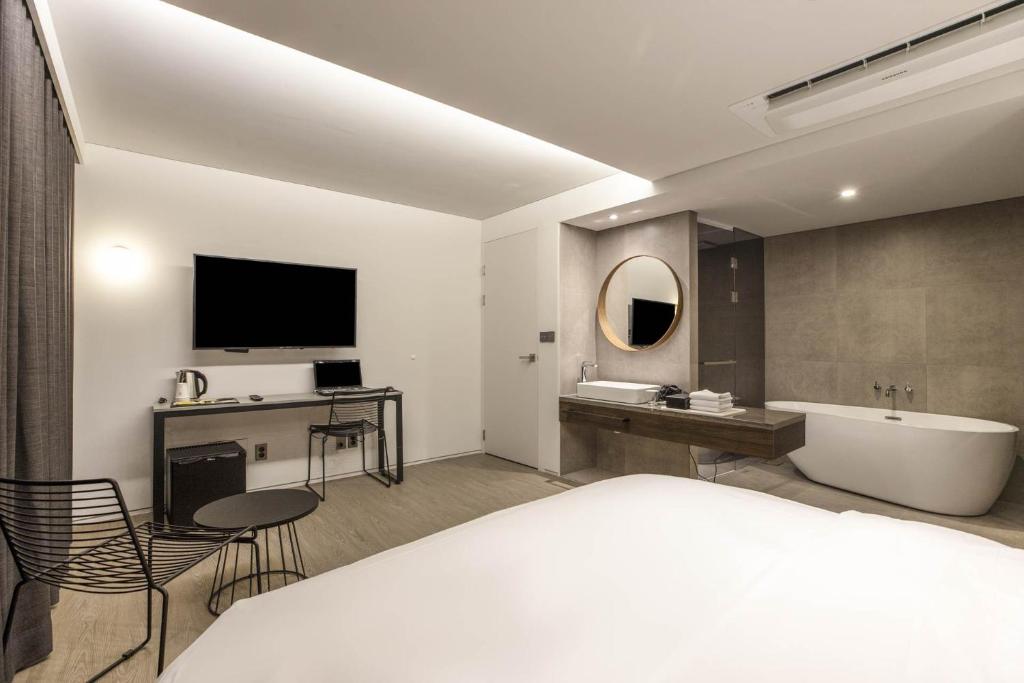 Двухместный (Двухместный номер Делюкс с 1 кроватью и ванной), H hotel Gasan