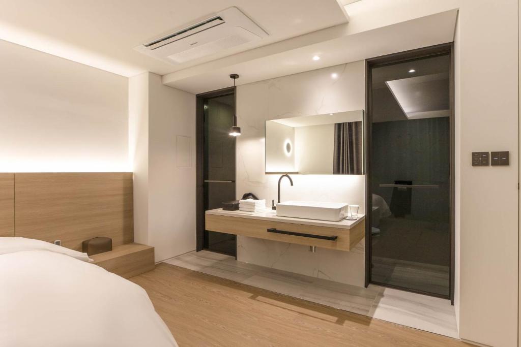 Двухместный (Двухместный номер Делюкс с 1 кроватью), H hotel Gasan