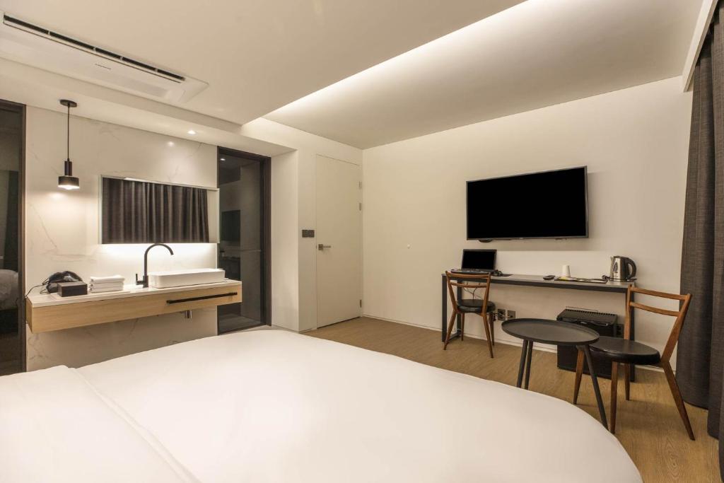 Двухместный (Двухместный номер Делюкс с 1 кроватью), H hotel Gasan