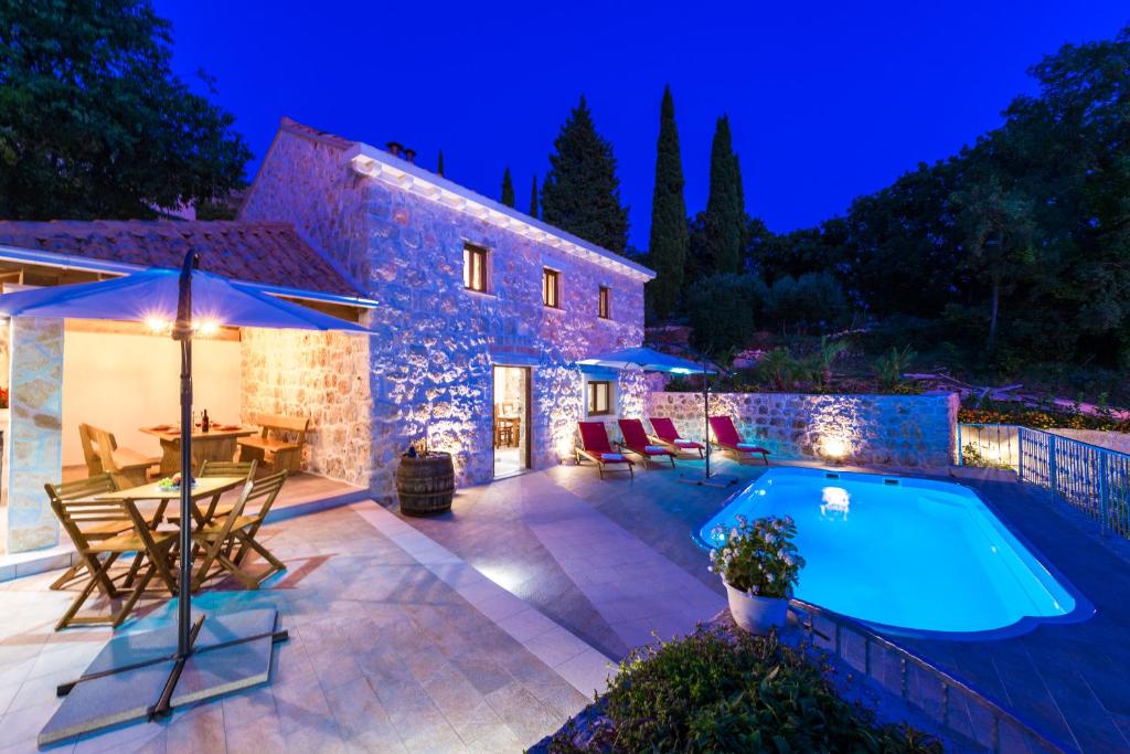 Holiday Home Marina - private swimming pool