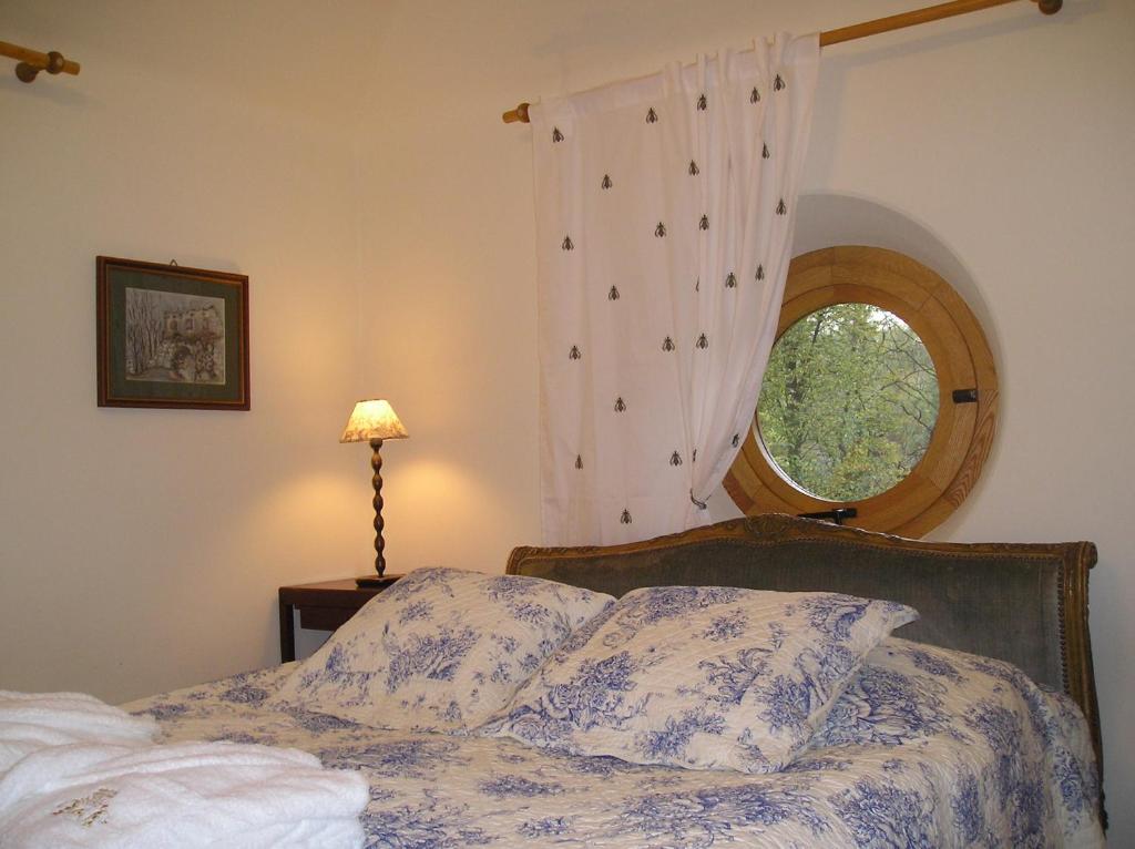 Zamek Korzkiew - Tap to explore photos