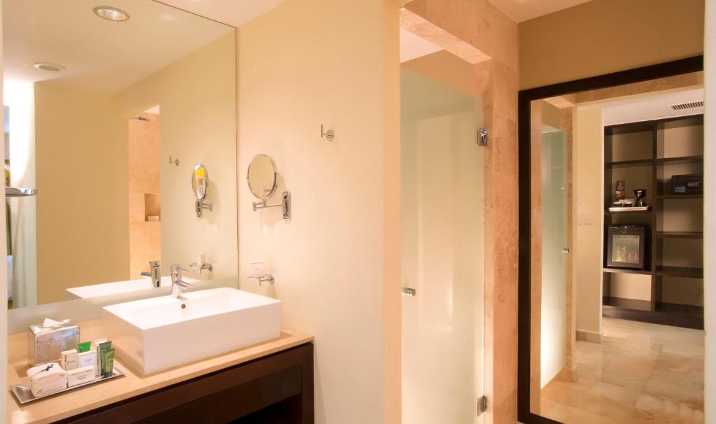 Двухместный (Номер Делюкс с кроватью размера «king-size»), Hilton Puerto Vallarta Resort - Все включено