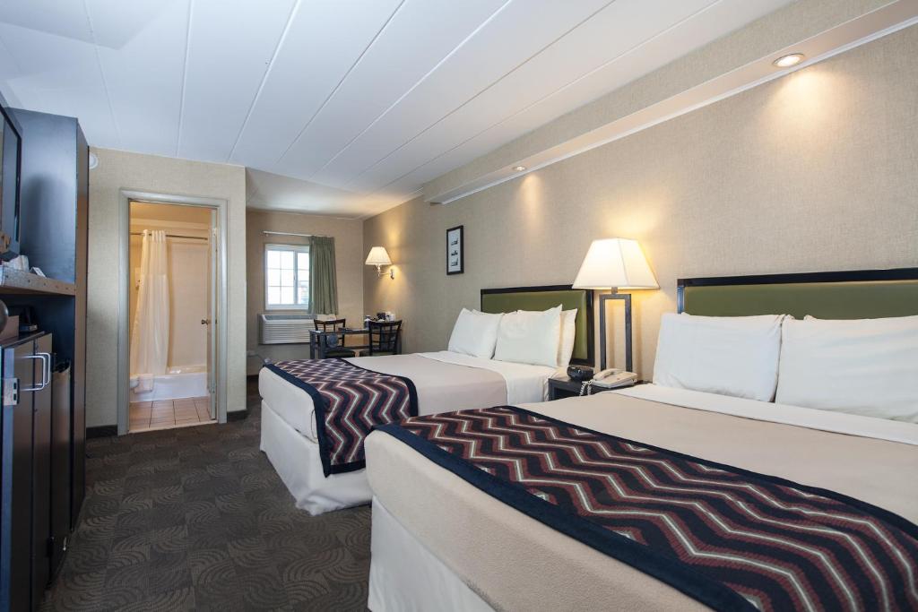Четырехместный (Номер с 2 кроватями размера «queen-size»), Carlton Inn Midway
