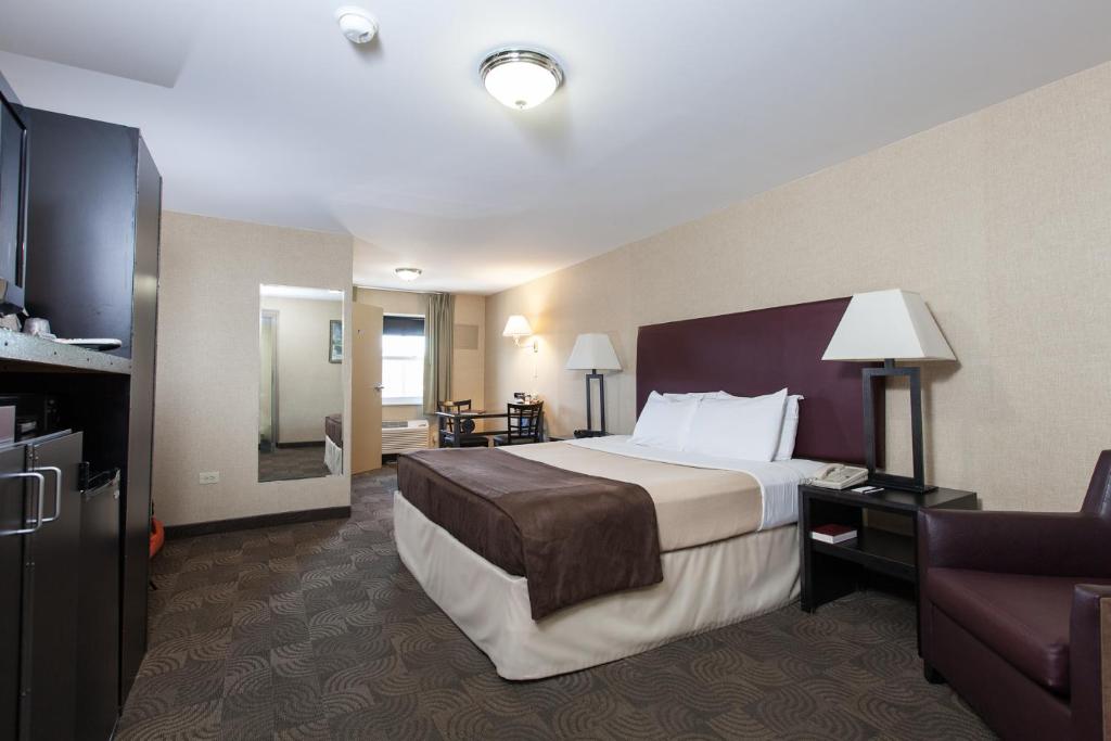 Трехместный (Улучшенный номер с кроватью размера «queen-size»), Carlton Inn Midway