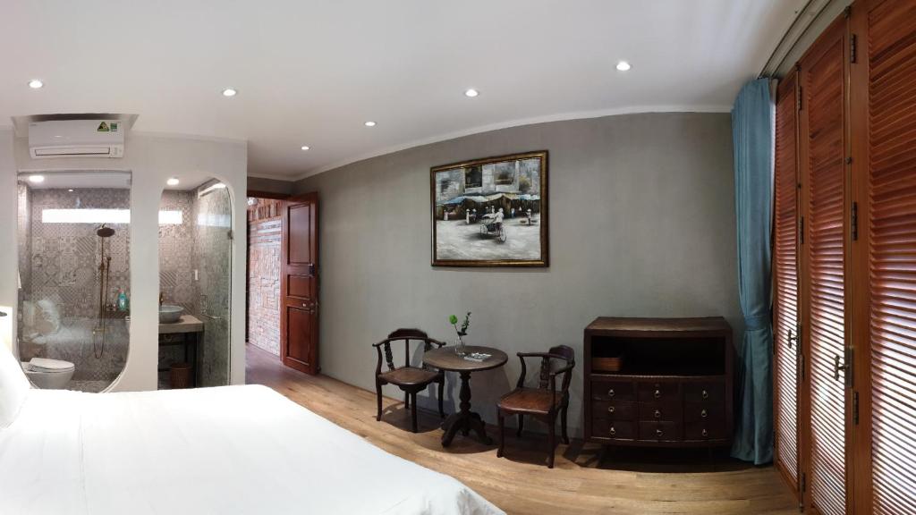 Vintage 1980s Saigon Private House with Rooftop Dining Room in Prime City Central District