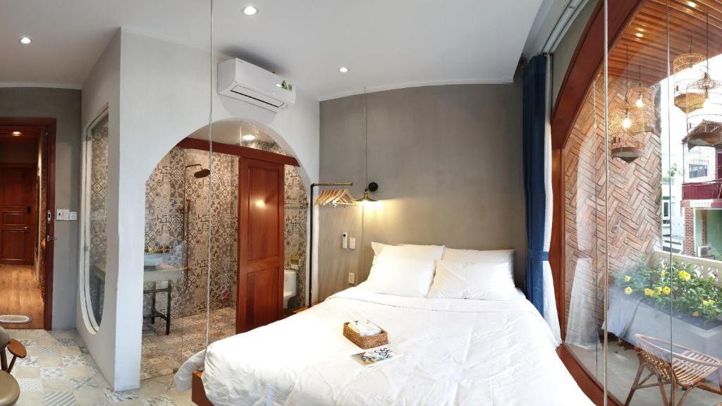 Vintage 1980s Saigon Private House with Rooftop Dining Room in Prime City Central District