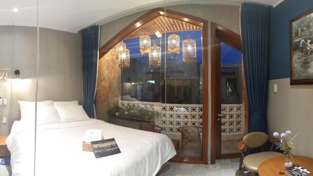 Vintage 1980s Saigon Private House with Rooftop Dining Room in Prime City Central District