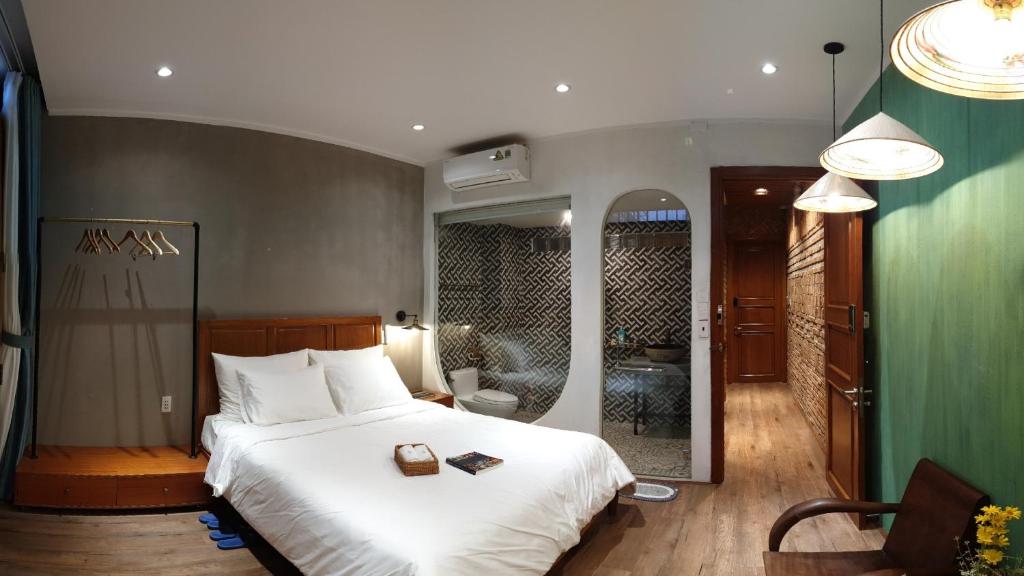 Vintage 1980s Saigon Private House with Rooftop Dining Room in Prime City Central District
