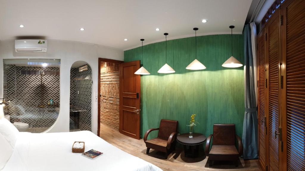 Vintage 1980s Saigon Private House with Rooftop Dining Room in Prime City Central District