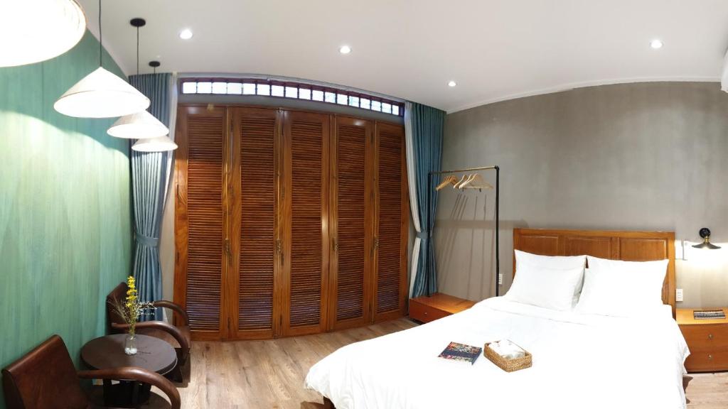 Vintage 1980s Saigon Private House with Rooftop Dining Room in Prime City Central District