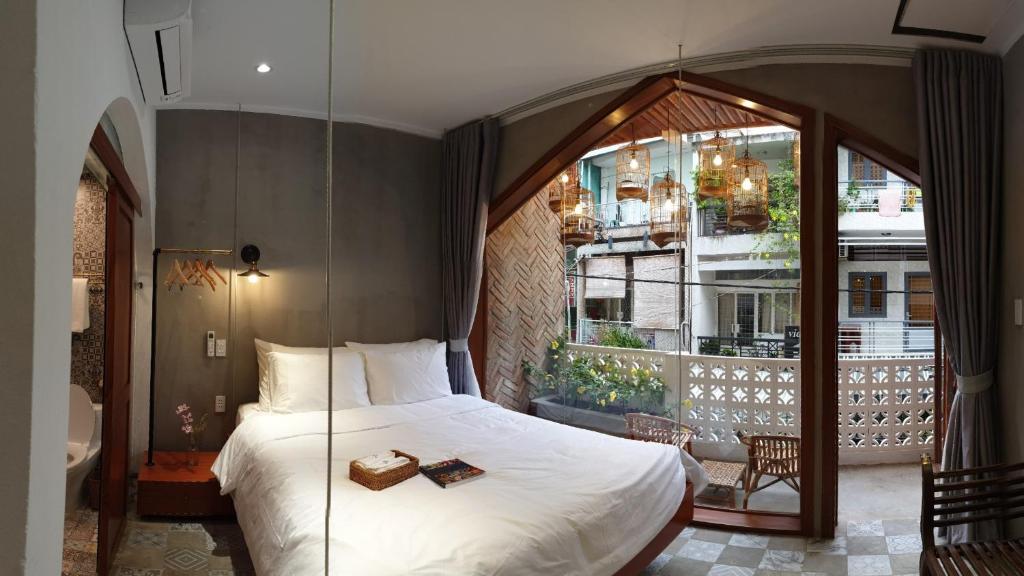 Vintage 1980s Saigon Private House with Rooftop Dining Room in Prime City Central District