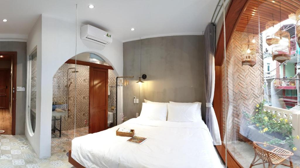 Vintage 1980s Saigon Private House with Rooftop Dining Room in Prime City Central District