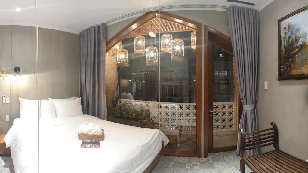 Vintage 1980s Saigon Private House with Rooftop Dining Room in Prime City Central District