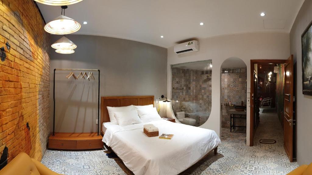 Vintage 1980s Saigon Private House with Rooftop Dining Room in Prime City Central District