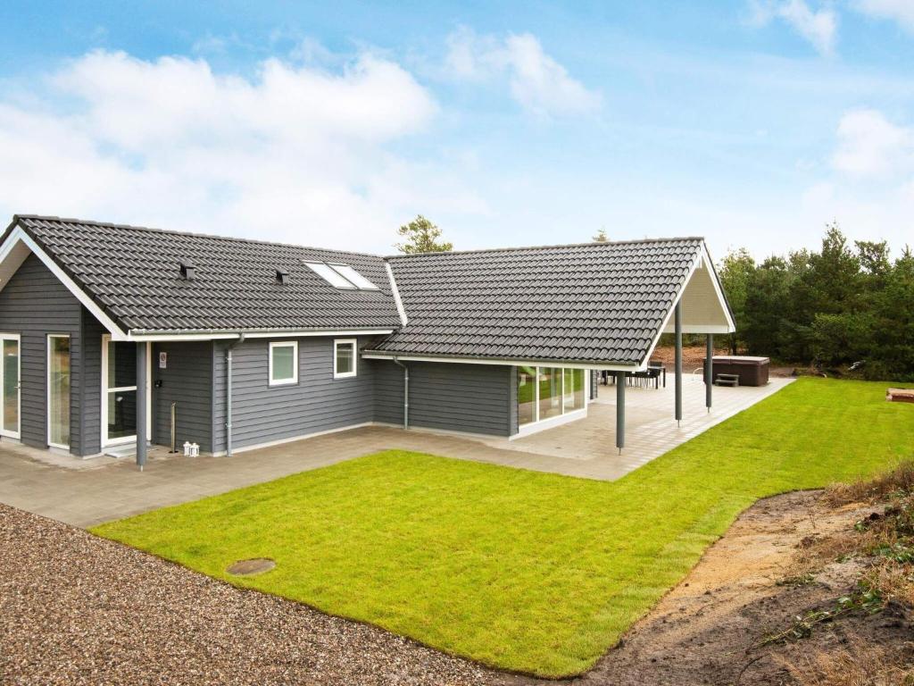 10 person holiday home in R m