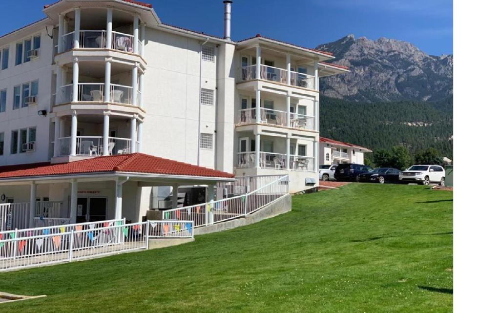 Mountain View Resort and Suites at Fairmont Hot Springs photo 1