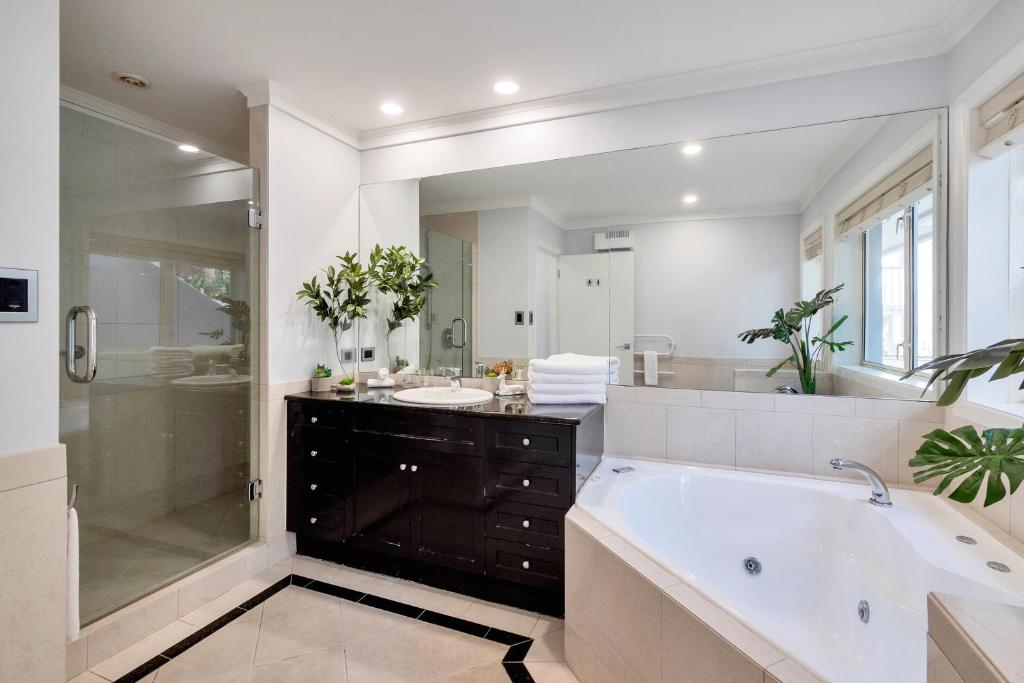 Magnificent Harbour View Villa In Orakei photo 4
