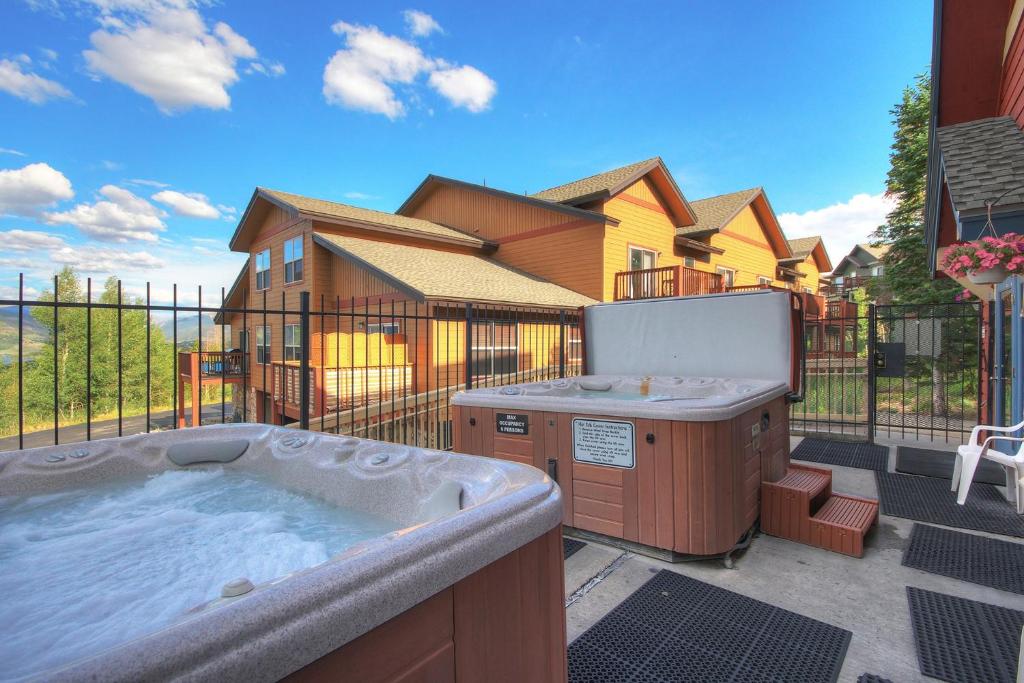 97A Exceptional Views, 4 BR, Central Location photo 2