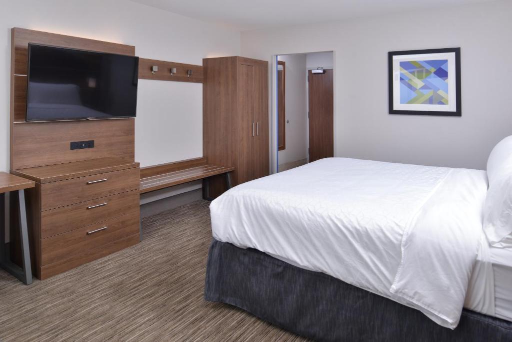 Holiday Inn Express & Suites - Marshalltown, an IHG Hotel photo 2