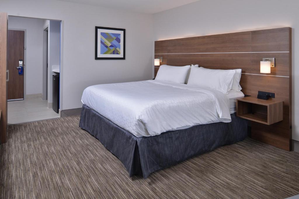 Holiday Inn Express & Suites - Marshalltown, an IHG Hotel photo 3