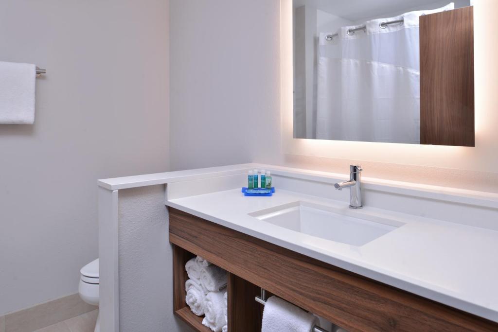 Holiday Inn Express & Suites - Marshalltown, an IHG Hotel photo 4
