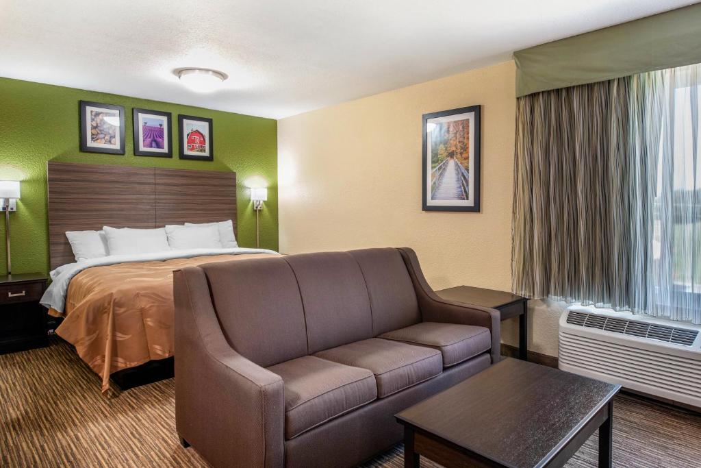 Quality Inn & Suites photo 2