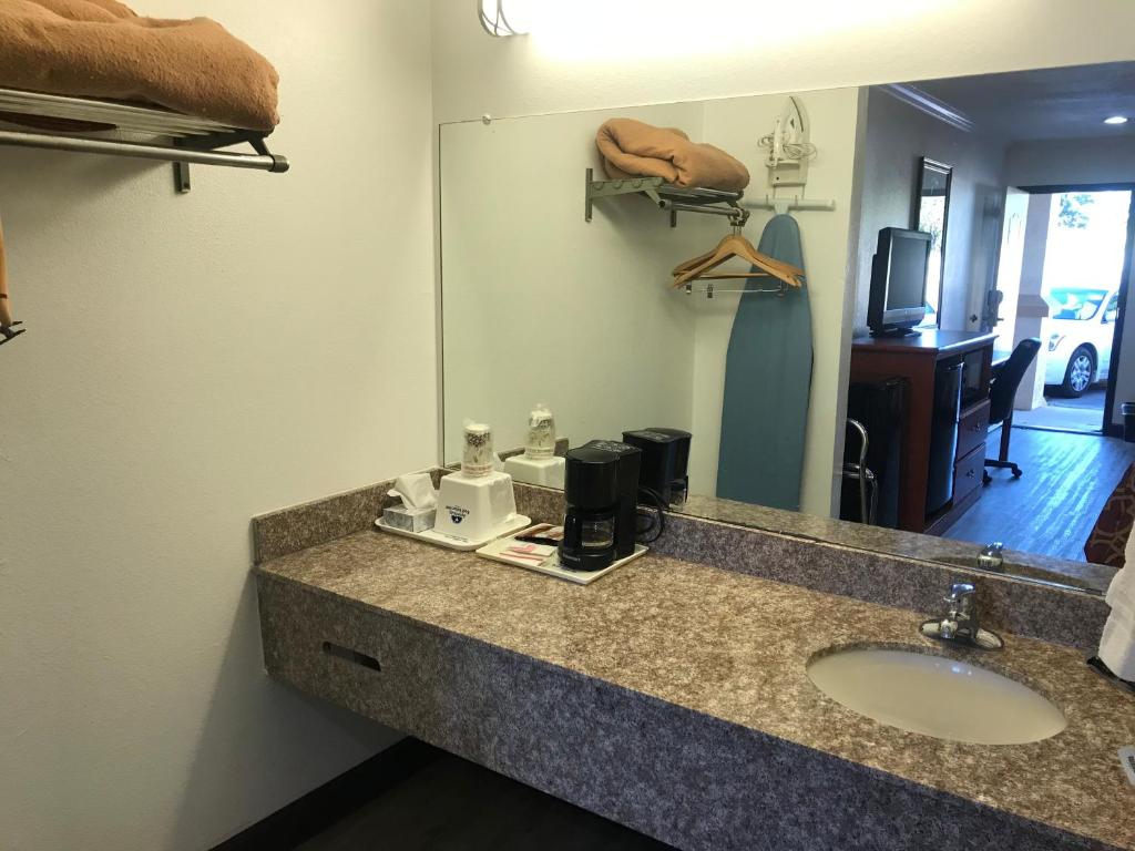 Americas Best Value Inn Bowie - Tap to explore photos