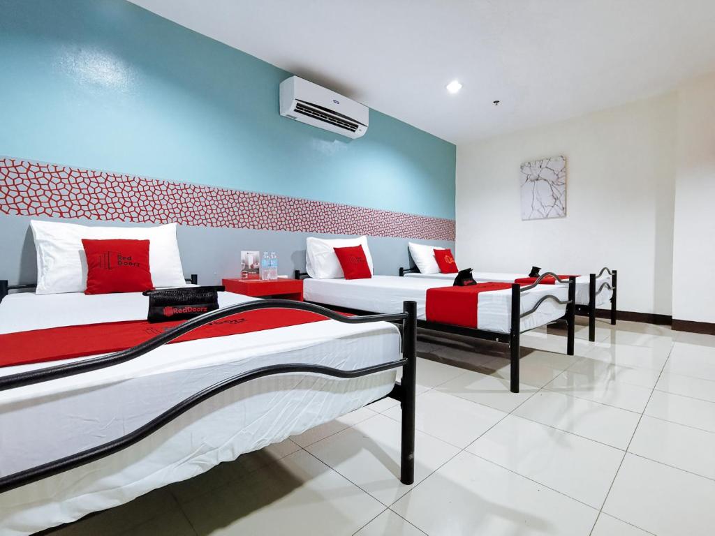Трехместный (Трехместный номер), RedDoorz Plus near Ateneo de Davao
