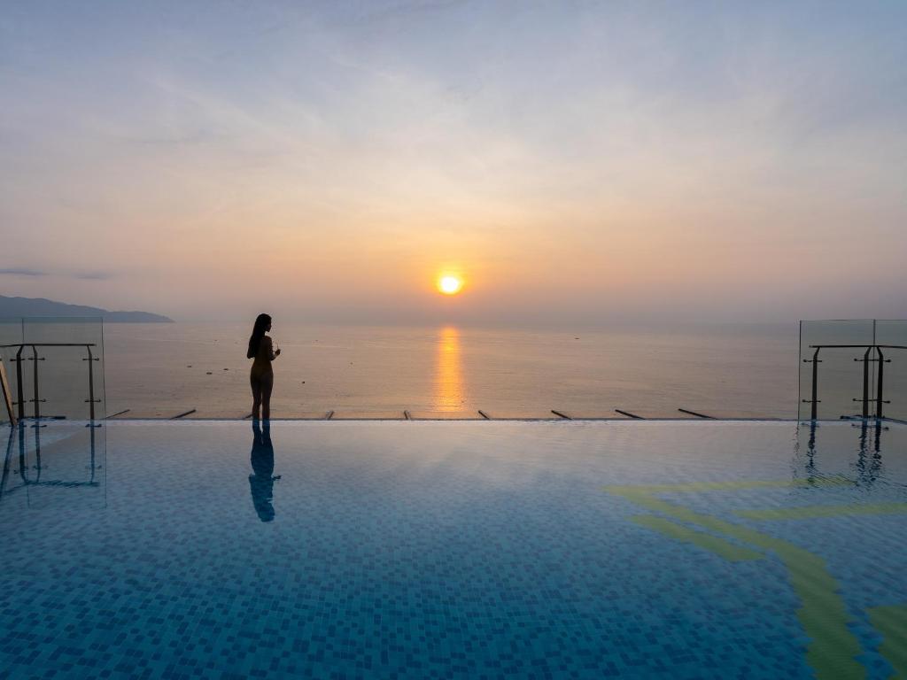 Maximilan Danang Beach Hotel