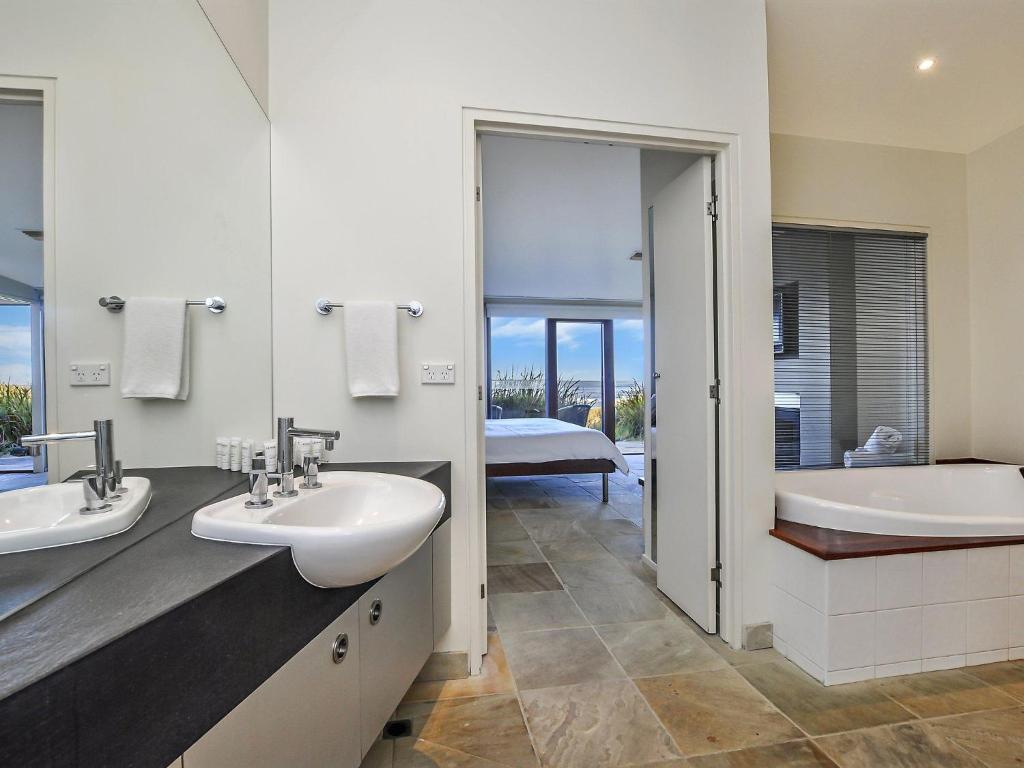 Hearns Beachside Villa 4 photo 1