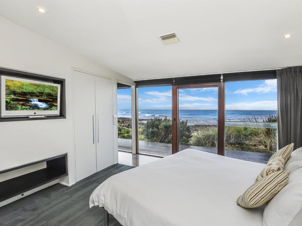 Hearns Beachside Villa 2 photo 4