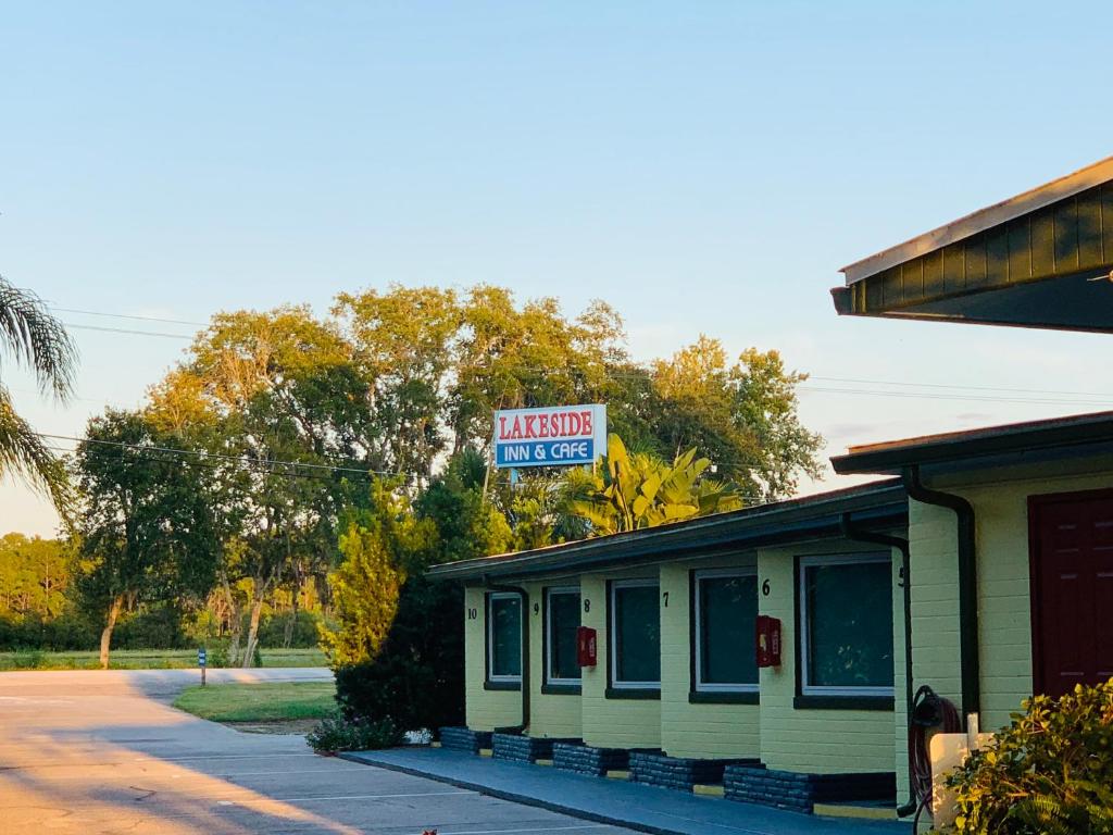 Lakeside Inn and Cafe image