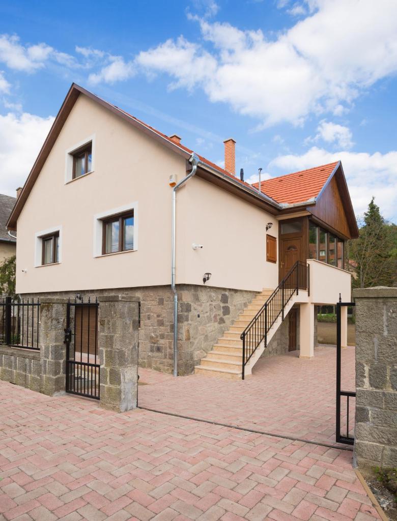 Harangvirág Apartmanház - Visegrád, Retsag