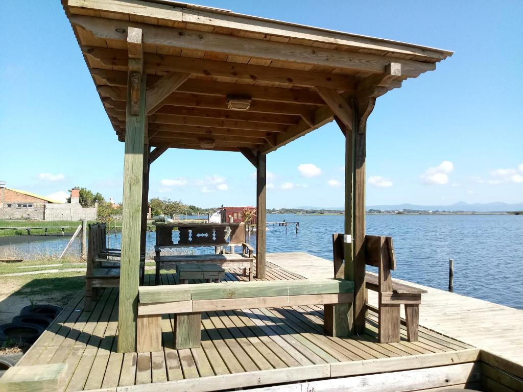 Casa na beira da lagoa com piscina e rampa para embarcações photo 4