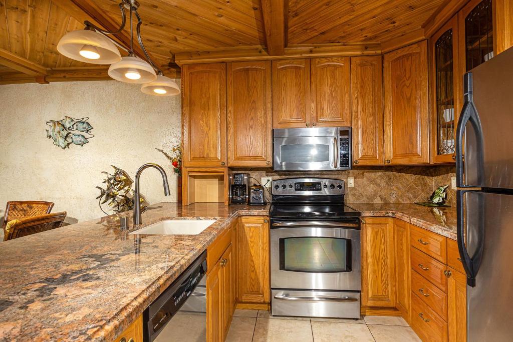 Penthouse Condo w/ Panoramic Ocean Views at Beach Resort photo 4