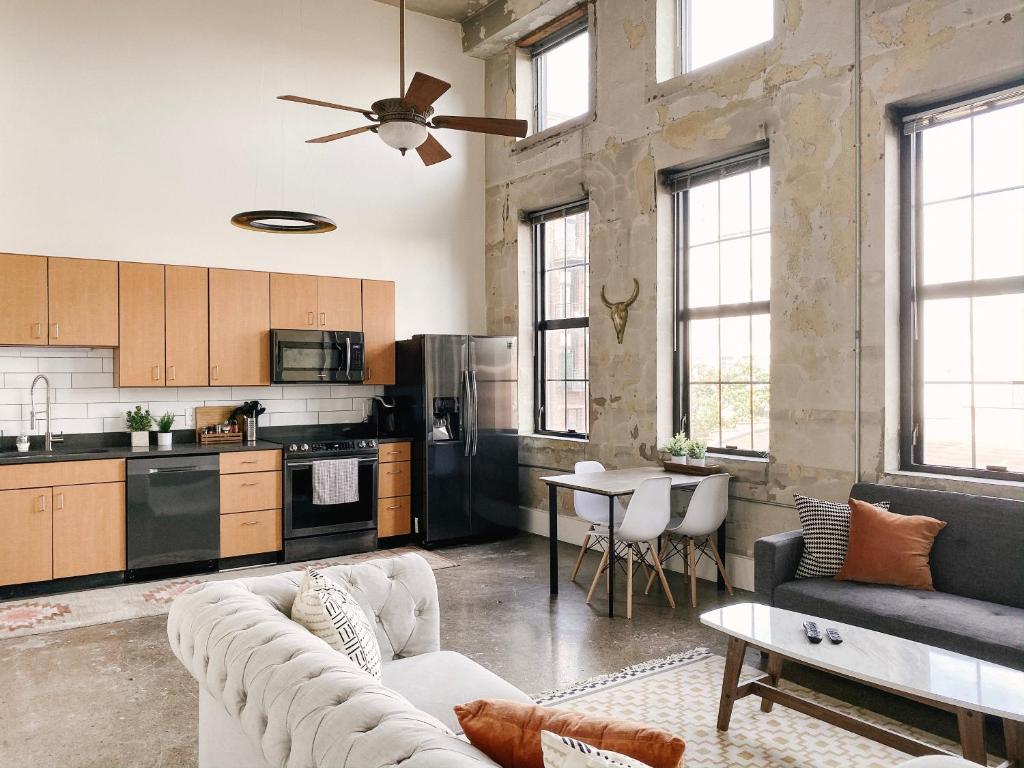 Modern Loft w/ View photo 3